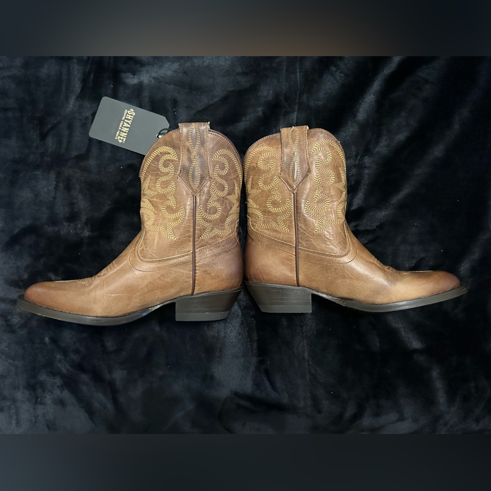 Shyanne women’s Lacer short boots. Brown, 6.5. NWT